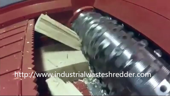 ราคาดี Shredder เพลาเดี่ยวแผ่นไม้ / บล็อกระบบการให้อาหารไฮดรอลิกทำงานเสถียร ออนไลน์