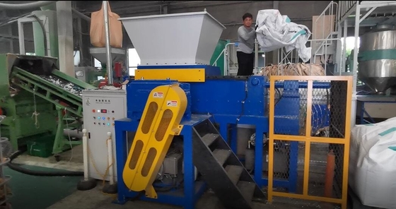 ราคาดี 37KW มอเตอร์ถุงจัมโบ้เครื่องหั่นเพลาเดี่ยวพร้อมถังป้อนอาหารแบบเคลื่อนย้ายได้ ออนไลน์