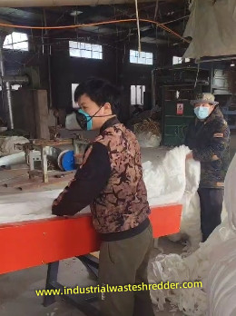 เครื่องบดผ้าไม่เนื้อผ้าจากอุตสาหกรรม 18.5KW 700-900kg/h 4 2 ใบไม้สําหรับการตัดวัสดุอ่อน