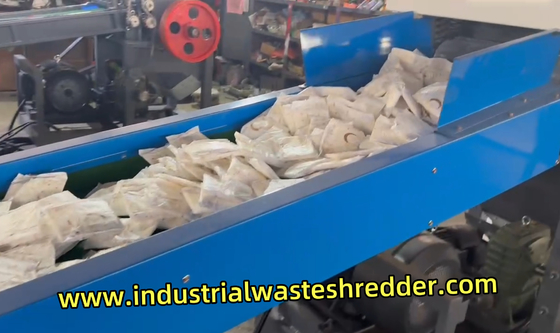การกําจัดผ้าอ้อมที่บกพร่อง Shredder การบดผ้าเช็ดผ้าอนามัยด้วยเครื่องตัดใบหมุนที่มีประสิทธิภาพ